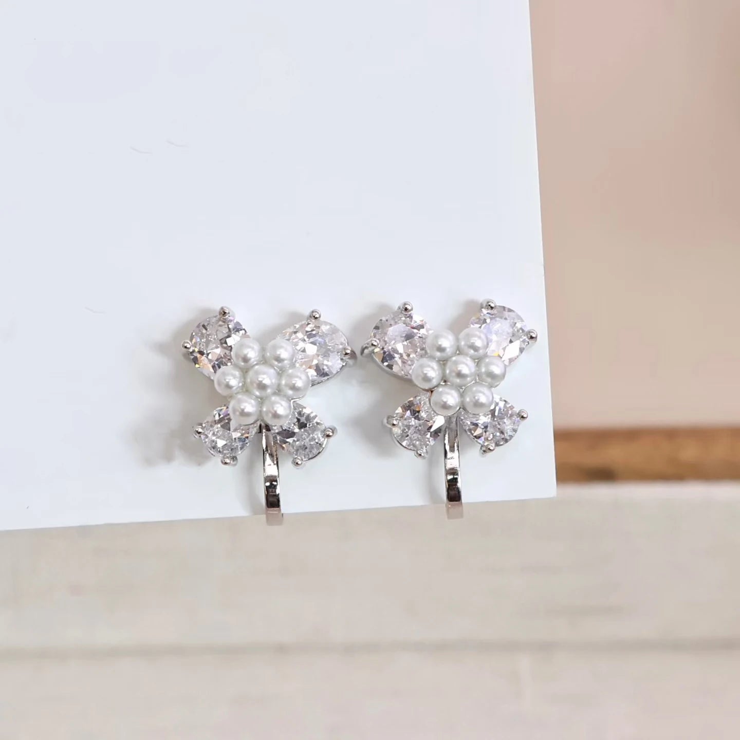 Fashion Dainty Elegant Imitation Pearl Butterfly Clip on Earrings for Girls Sweet Animals Jewelry for Women Ladies Accessories