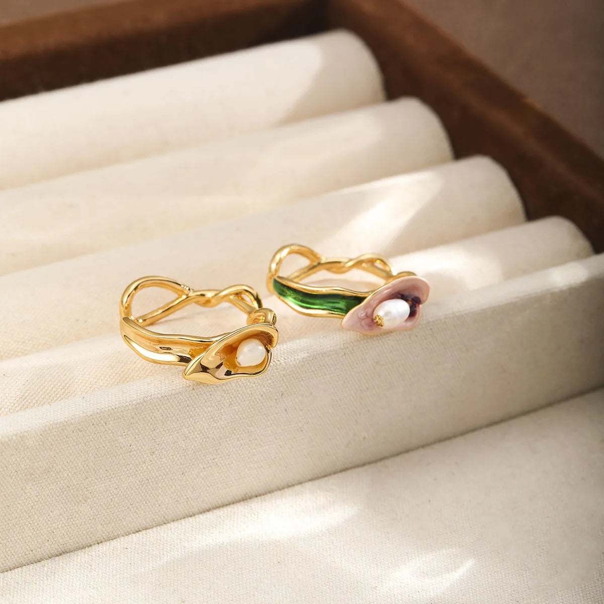 Fashion Glass Pearl Simple Flower Rings for Girls Stylish Minimalistic Jewelry for Women Ladies Wholesale China Manufacturer