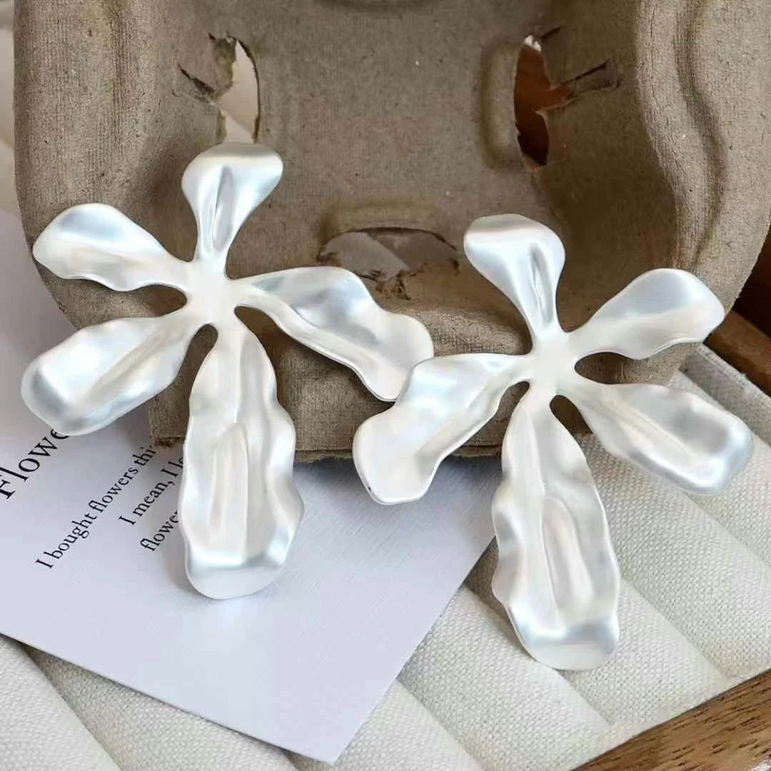 Ladies Hot Sale New Design Flower Shape Large Stud Earring Trendy Charms Latest Bulk Order Jewelry Accessories for Women Daily