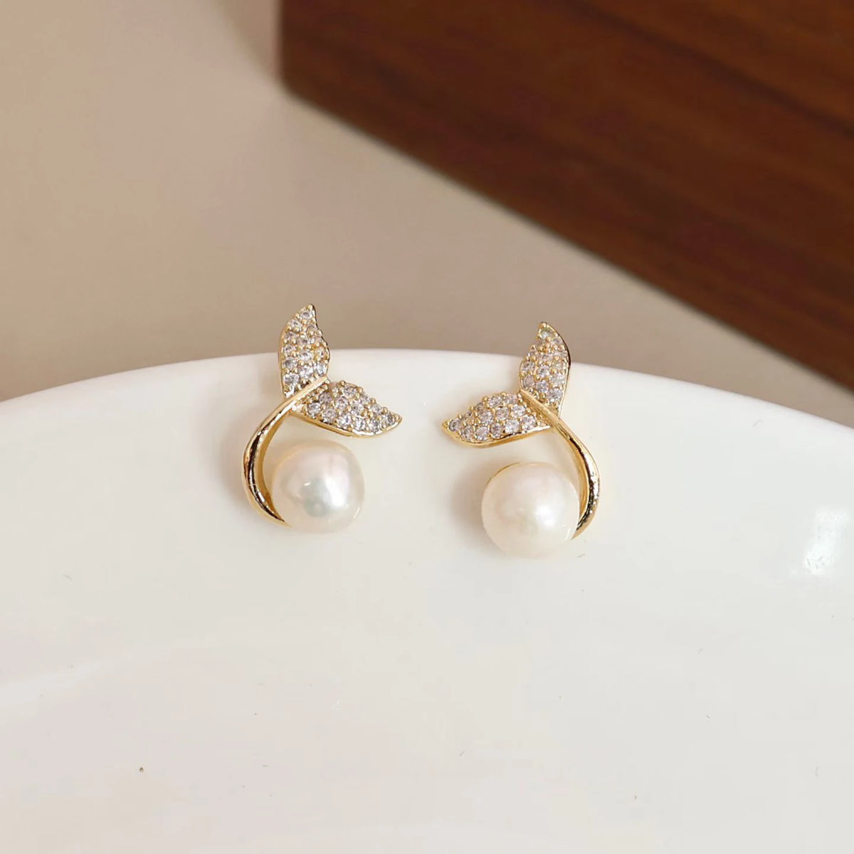 Sweet Designer Art Deco Stud Earrings for Girls Imitation Pearl Elegant Luxury Jewelry for Women Ladies Accessories Wholesale