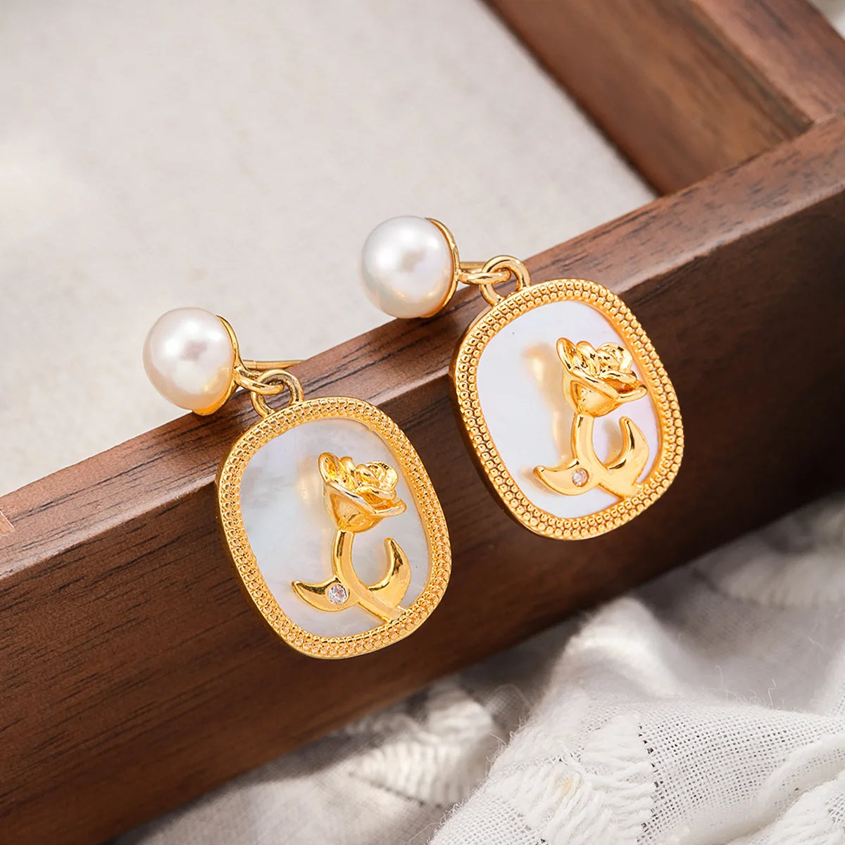 Fashion White Shell Copper 18K Gold Plated Drop Earrings for Girls Glitter S925 Silver Jewelry for Women Ladies Wholesale Bulk