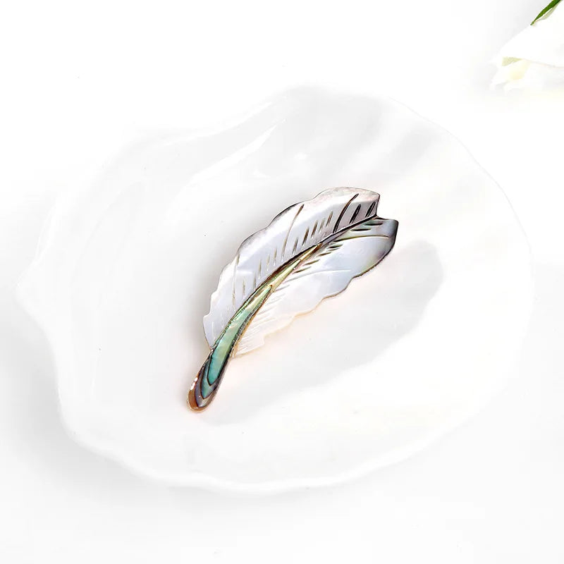 Fashion Feather Elegant Sweet Graceful Brooches for Girls Trendy Stylish Pins Jewelry for Women Ladies Accessories Wholesale