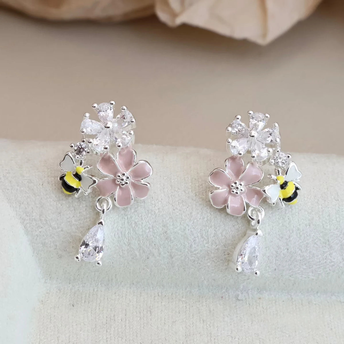 Fashion Sweet Bee Animals Flower Drop Earrings for Girls Elegant Cute Kawaii Refined Jewelry for Women Ladies Accessories