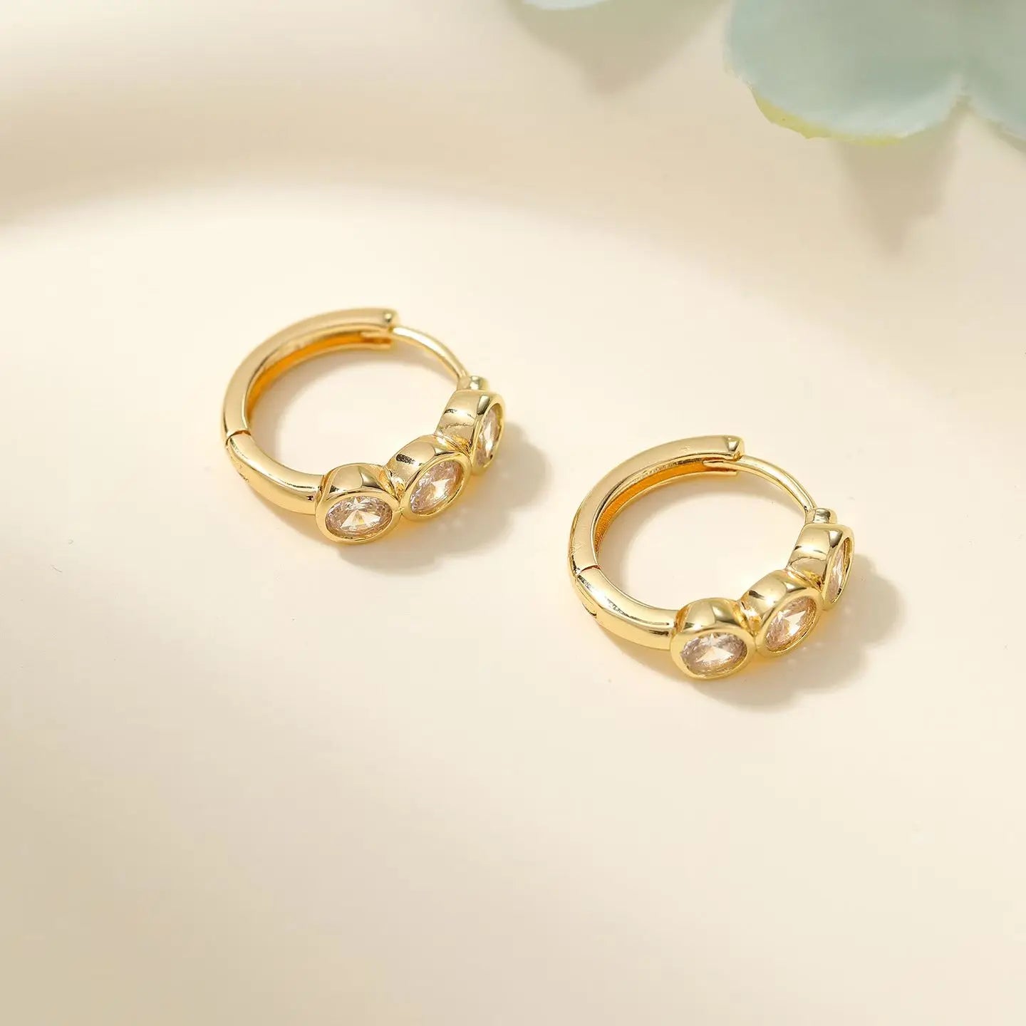 Simple Fashion Minimalistic Rhinestone Glitter Hoop Earrings Sweet Classic Jewelry for Women Ladies Accessories Wholesale