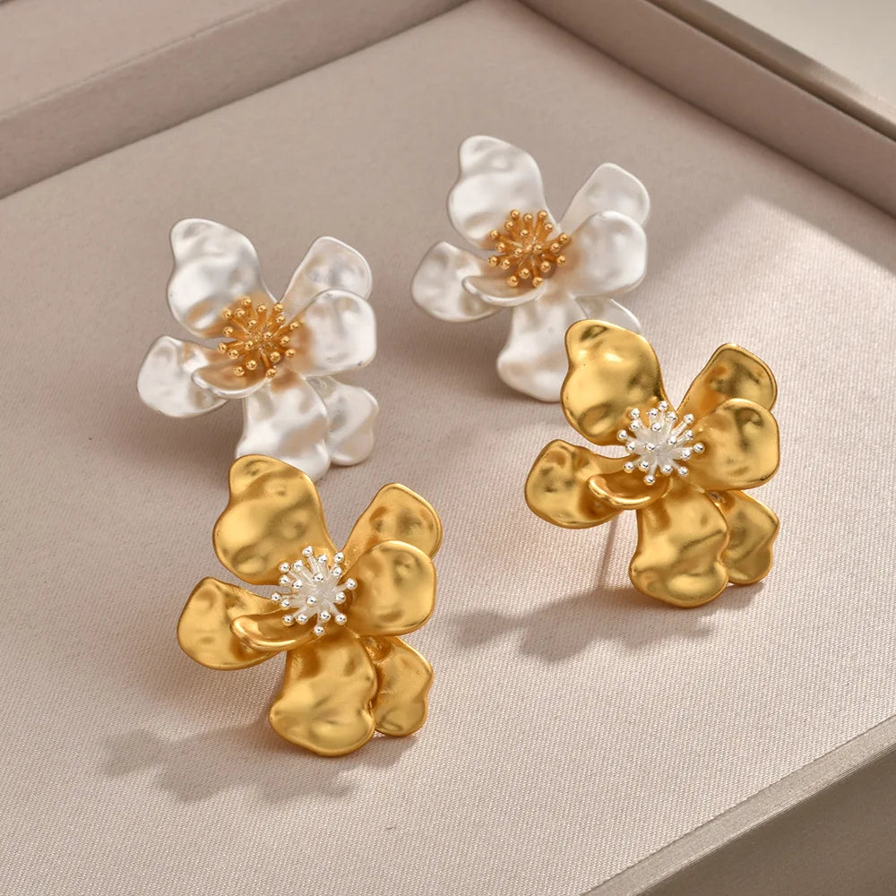Female Retro Metal Flower Earrings Light Luxury Matte Gold Contrasting Stud Earrings Elegant Casual Fashionable Ear Jewelry