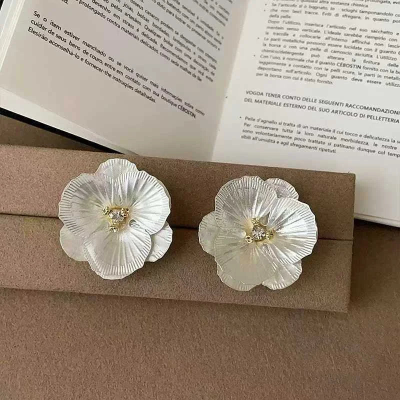Girly Aesthetic Hot Sale Flower Shape Medium Stud Earring Fashion Dainty Charms Elegant Lightweight Bulk Jewelry Accessories