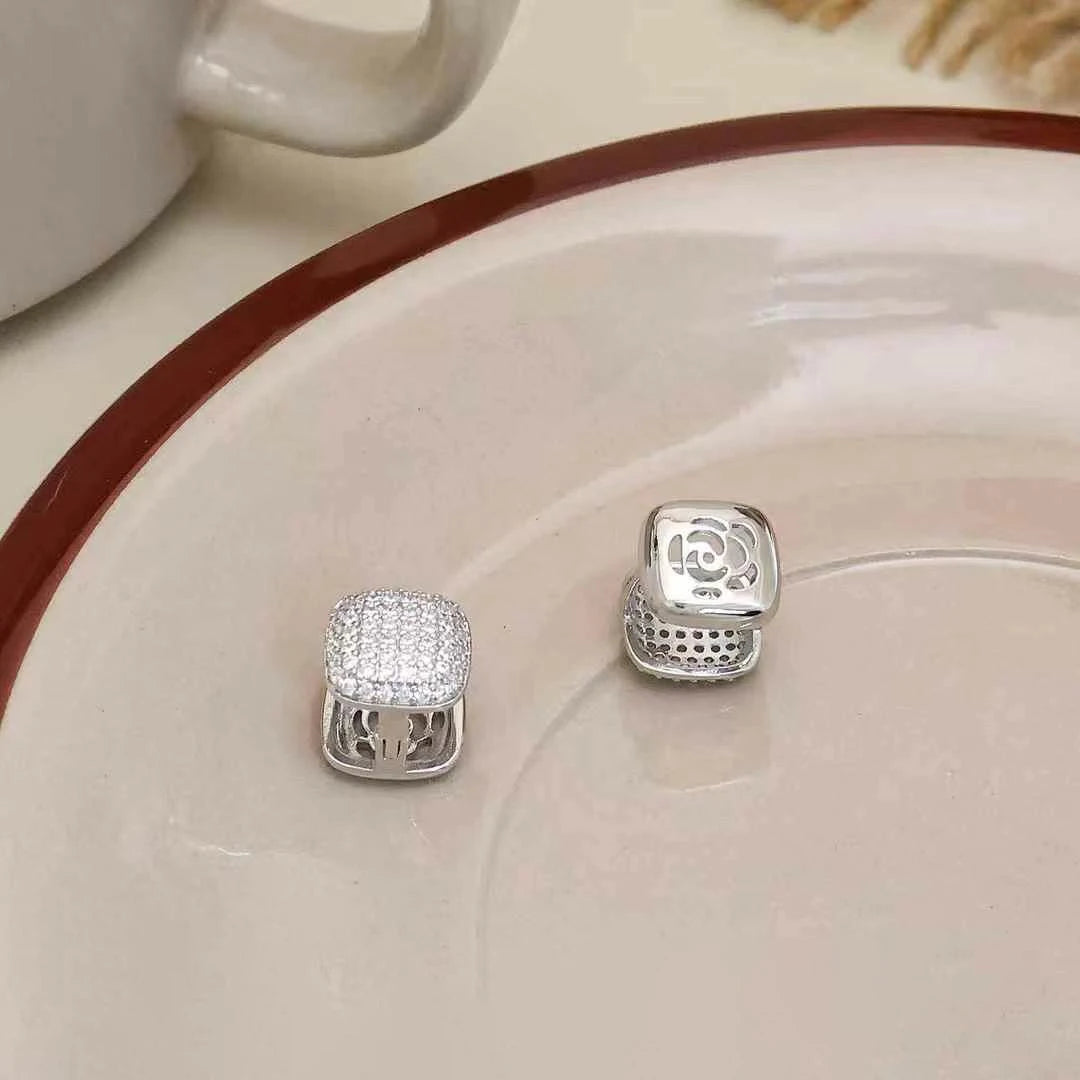 Simple Fashion Chic Minimalistic Stud Earrings for Girls Clip on Elegant Dainty Jewelry for Women Ladies Accessories Wholesale