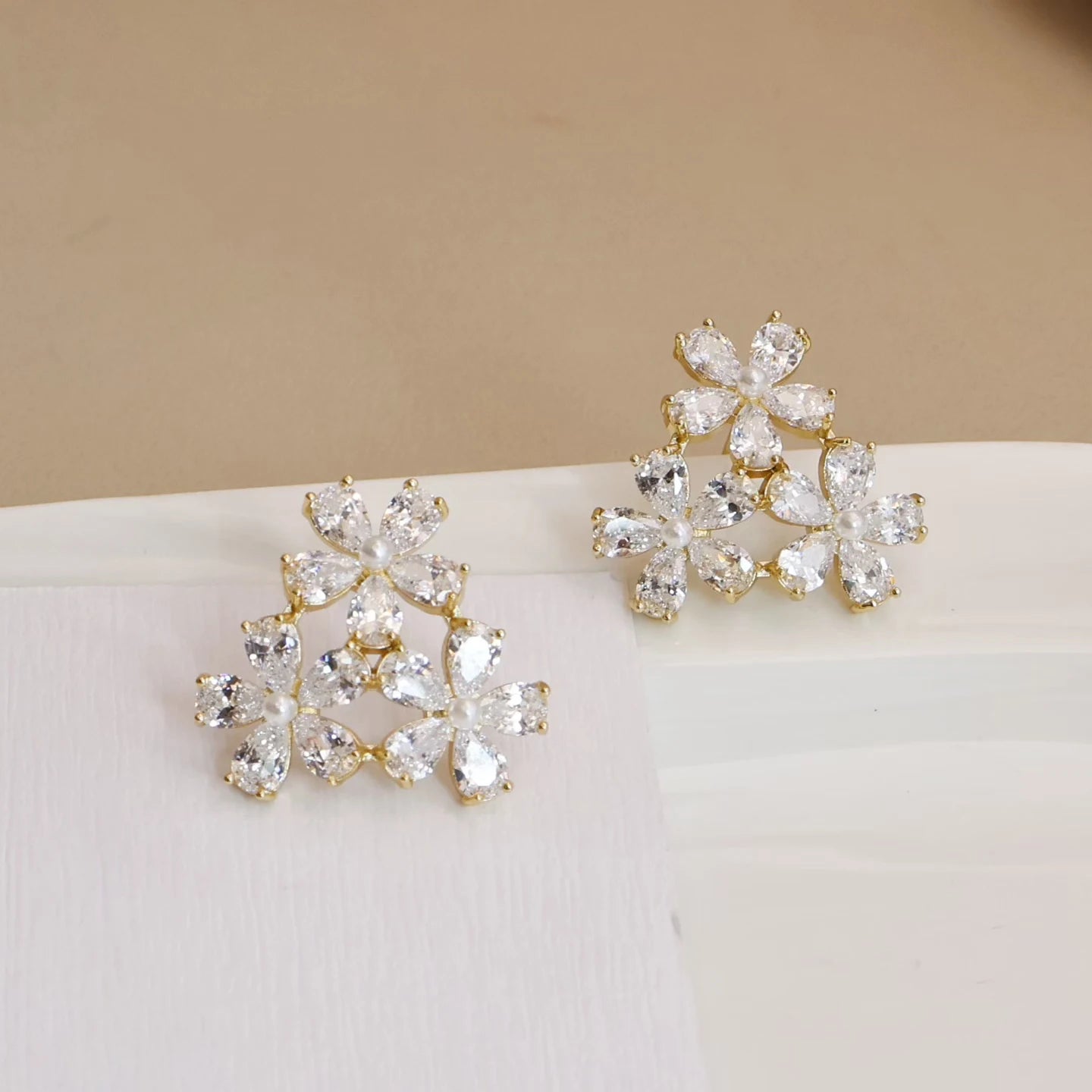 Glitter Flower Imitation Pearl Luxury Stud Earrings for Girls Elegant Simple Glamorous Jewelry for Women Ladies Accessories