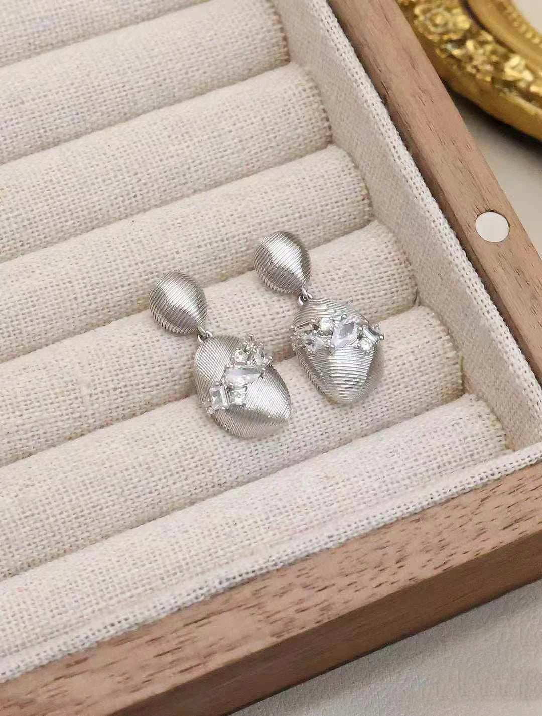 Female Latest New Design Irregular Shape Small Drop Earring Fashion Elegant Luxurious Dainty High Quality Bulk Jewelry Accessory