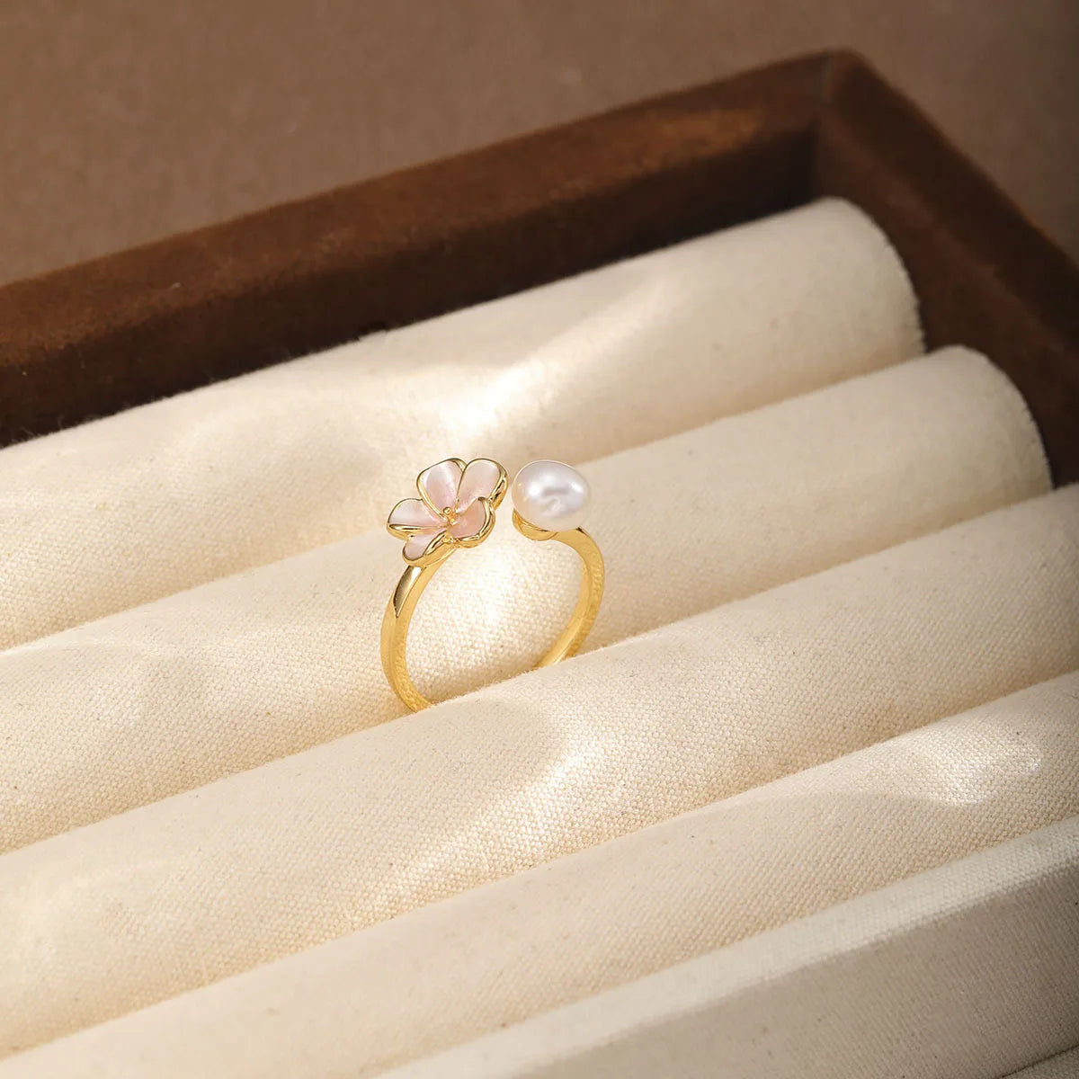 Fashion Freshwater Pearl 18K Gold Plated Copper Rings for Girls Flower Jewelry for Women Ladies Wholesale China Manufacturer