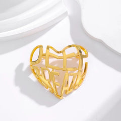 Fashion Simple Heart Shaped Sweet Brooches for Girls Cute Minimalistic Pins Jewelry for Women Ladies Accessories New Design