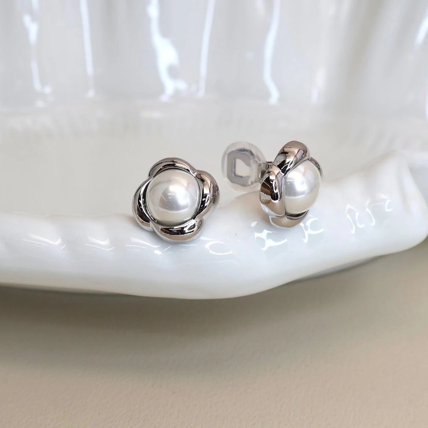 Ladies Hot Sale Flower Shape Mini Clip-on Earring Fashion Elegant Charms Luxurious Bulk Order Jewelry Accessories for Causal