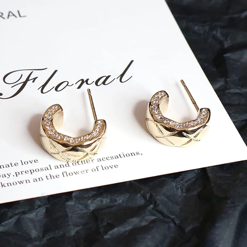 Fashion Sweet Glitter Classic Dainty Glamorous Hoop Earrings for Girls ELegant Charms Jewelry for Women Ladies Accessories