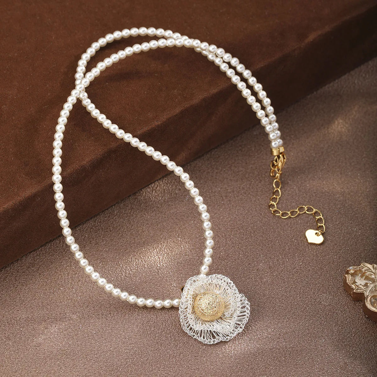 Fashion Glass Pearl Copper Wire Alloy Flower Necklaces for Girls Sweet Jewelry for Women Ladies Wholesale China Manufacturer