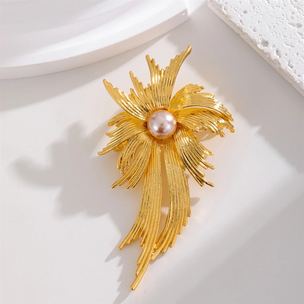 Fashion Luxury Glitter Imitation Pearl Sweet Brooches for Girls Trendy Stylish Simple Pins Jewelry for Women Ladies Accessories