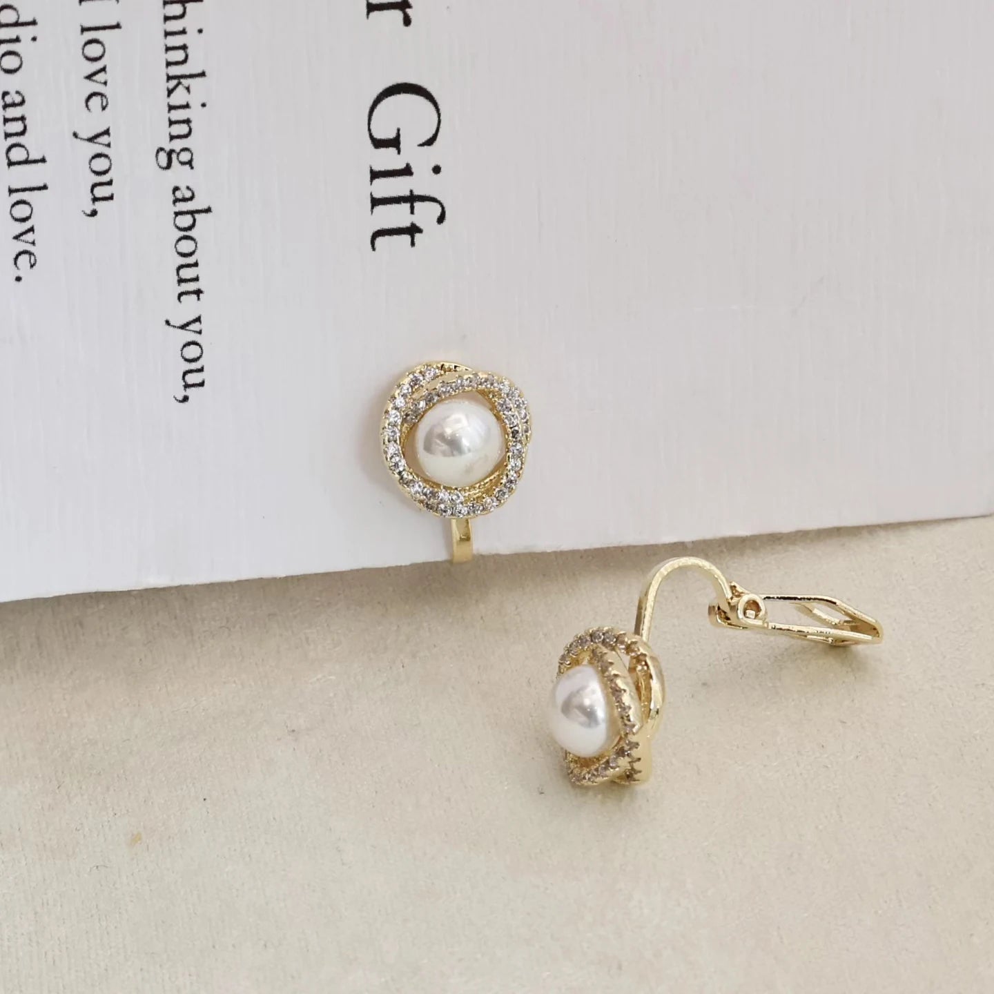 Ladies Creative Design Flower Shape Imitation Pearl Small Mini Clip-on Earring Fashion Glamorous Bulk Street Jewelry Accessories