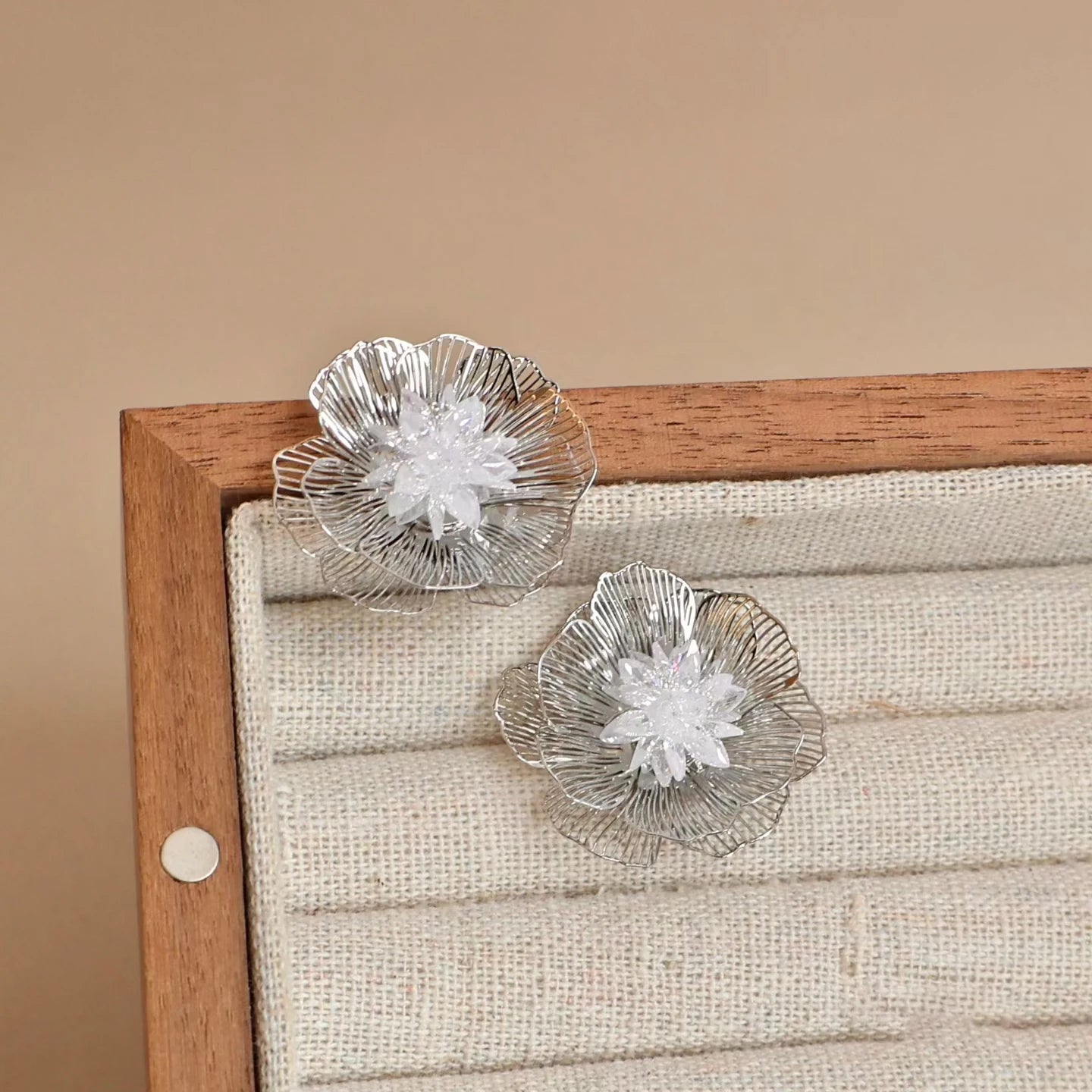 Ladies New Design Mental Flower Shape Stud Earring Fashion Elegant Street Style Bulk Order Jewelry Accessories for Women Holiday