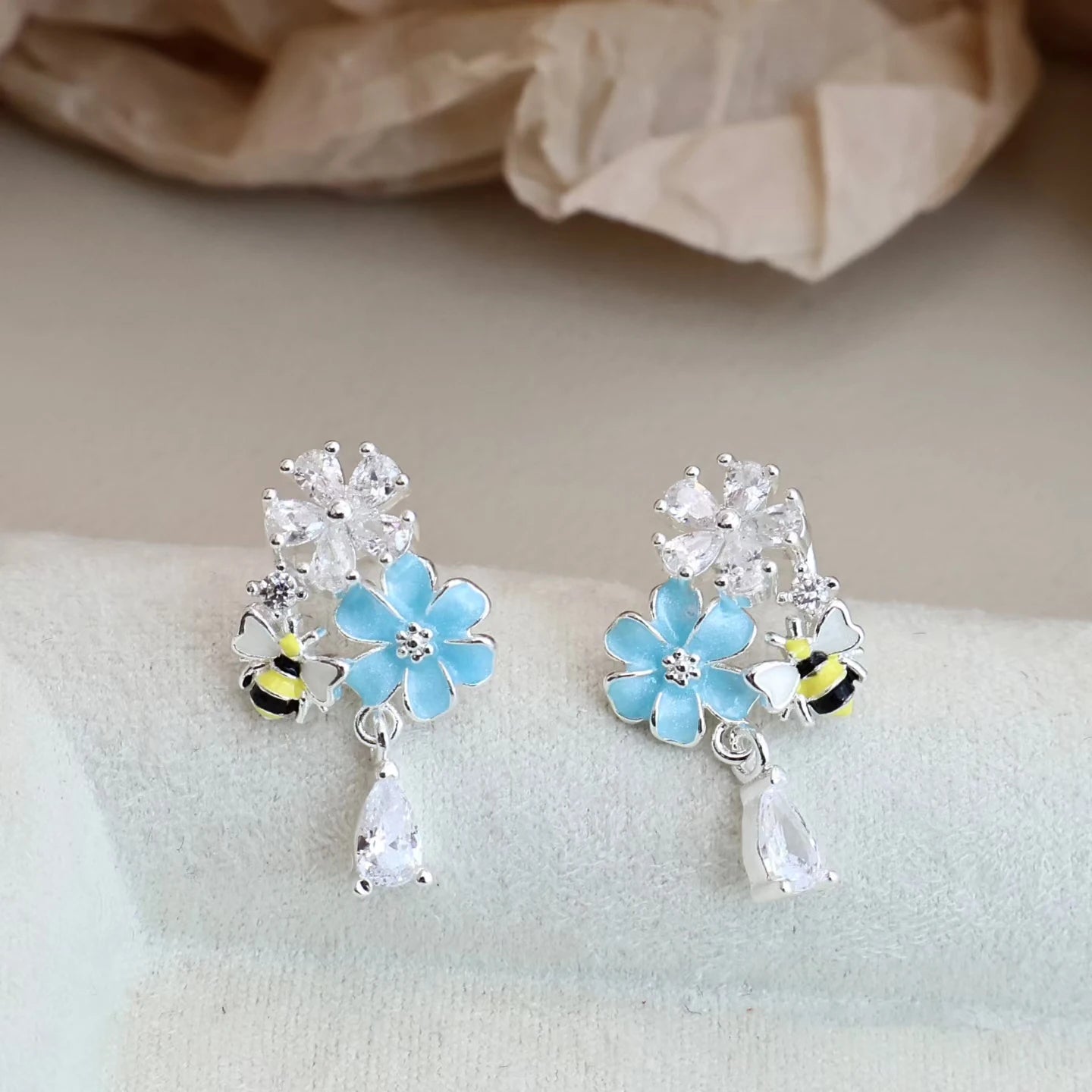 Fashion Sweet Bee Animals Flower Drop Earrings for Girls Elegant Cute Kawaii Refined Jewelry for Women Ladies Accessories