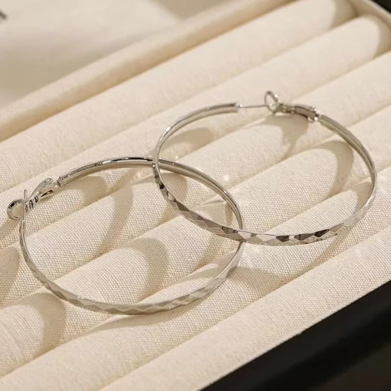 Fashion Simple Minimalistic Classic Hoop Earrings for Girls Elegant Charms Art Deco Jewelry for Women Ladies Accessories Chic