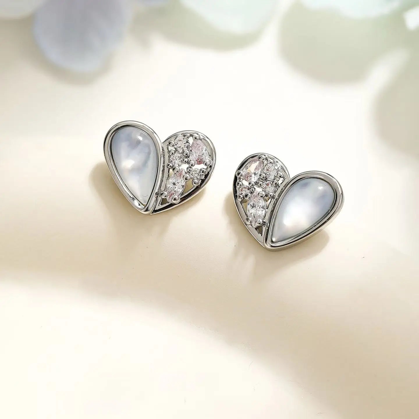 Fashion Simple Heart Shaped Stud Earrings for Girls Minimalistic Glamorous Art Deco Jewelry for Women Ladies Accessories Chic