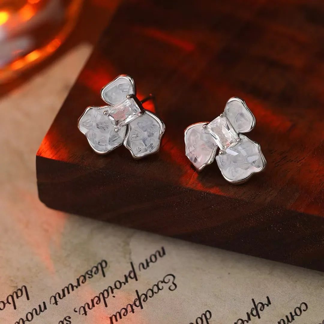 Women Flower Butterfly Small Mini Simple Stud Earring Fashion Chic Glitter Sparking Elegant High Quality Jewelry Accessories