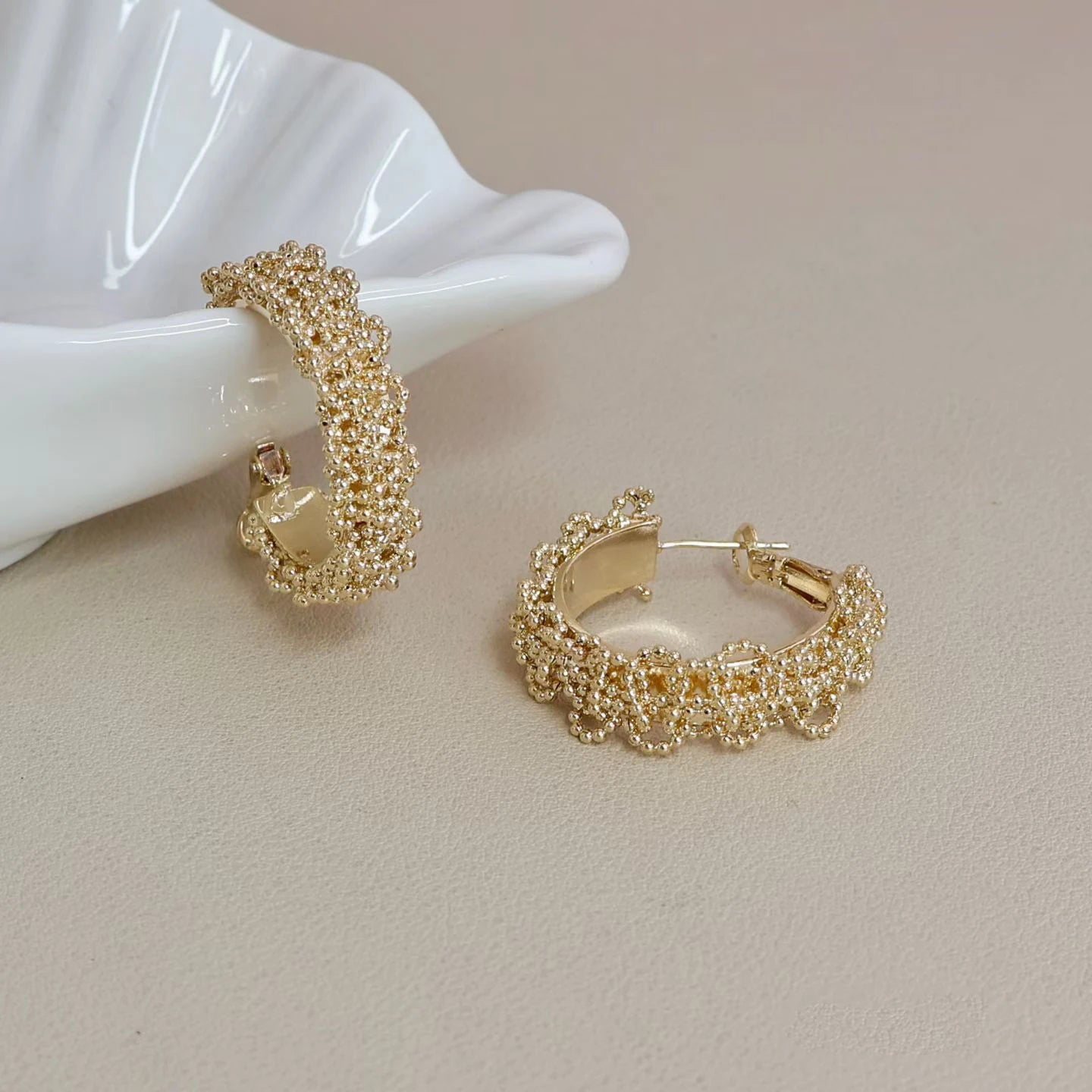 Women Creative Design Bear Lock Decorative Small Circle Hoop Earring Fashion Elegant Clamorous Wholesale Jewelry Accessories