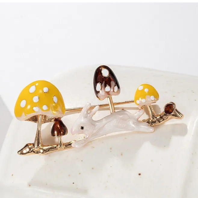 Fashion Sweet Mushroom Animals Trendy Brooches for Girls Stylish Glamorous Charms Pins Jewelry for Women Ladies Accessories