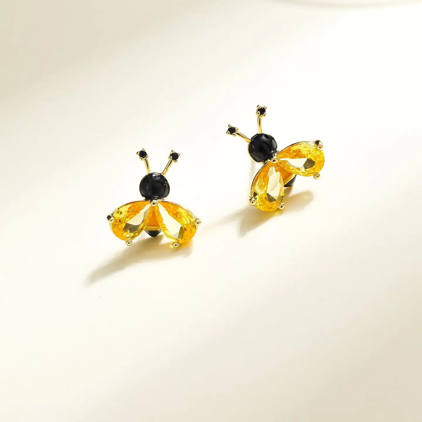 Ladies Bee Crab Yellow Mini Stud Knot Earring Fashion Cute Lovely Glitter Sparking Simple Jewelry Accessories for Women Holiday