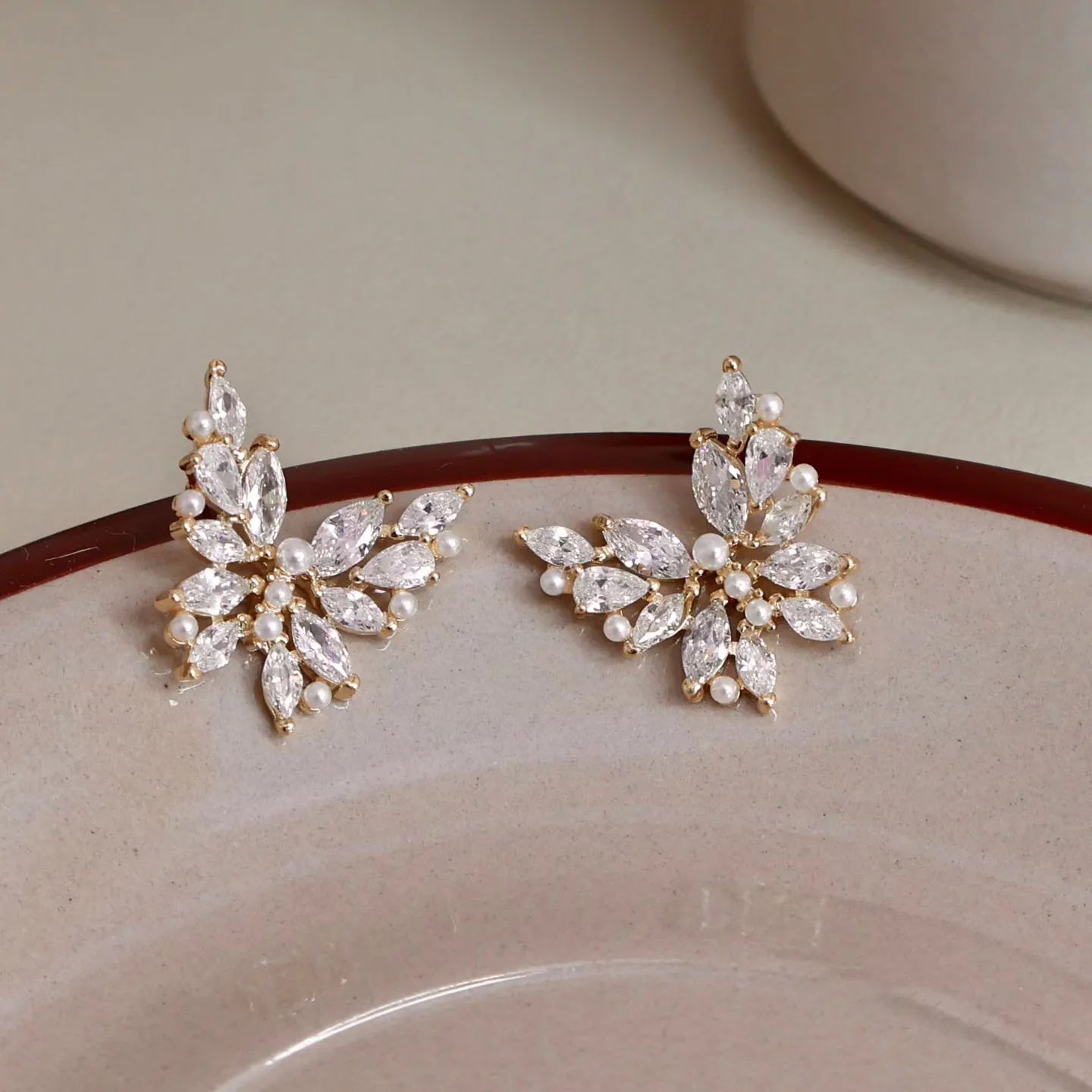 Luxury Fashion Butterfly Rhinestone Glitter Stud Earrings for Girls Animals Bear Dainty Jewelry for Women Ladies Accessories