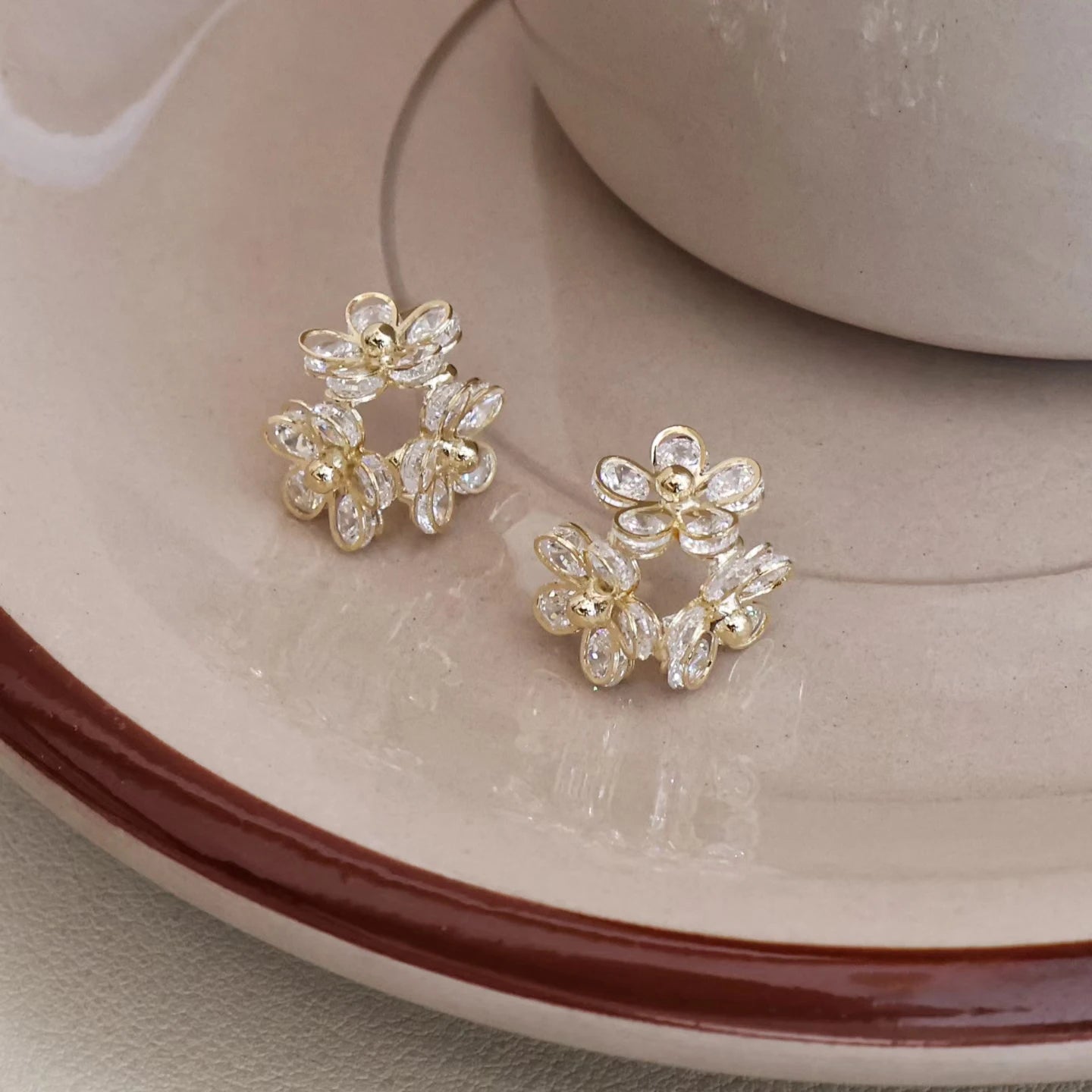 Trendy Designer Simple Glitter Stud Earrings for Girls Elegant Sweet Graceful Jewellry for Women Ladies Accessories Wholesale