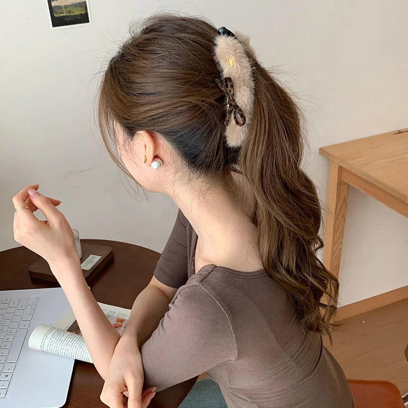 Fashion Fluffy Fur Bowknot Hair Clips for Girls Trendy Autumn Winter Banana Clips for Women Ladies Hair Accessories in Stock