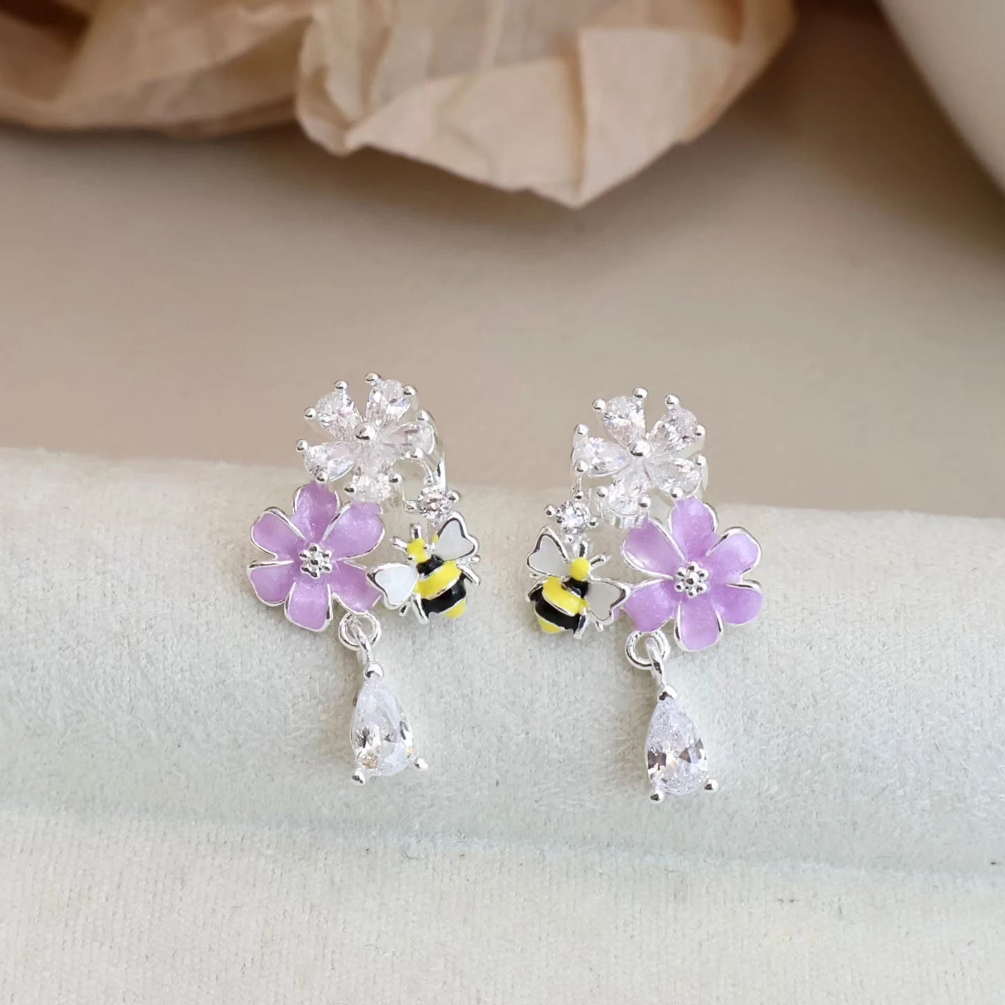 Fashion Sweet Bee Animals Flower Drop Earrings for Girls Elegant Cute Kawaii Refined Jewelry for Women Ladies Accessories