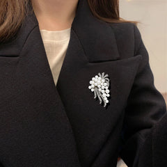 Fashion Glitter Imiattion Pearl Sparkle Brooches for Girls Sweet Elegant Sparkle Pins Jewelry for Women Ladies Accessories