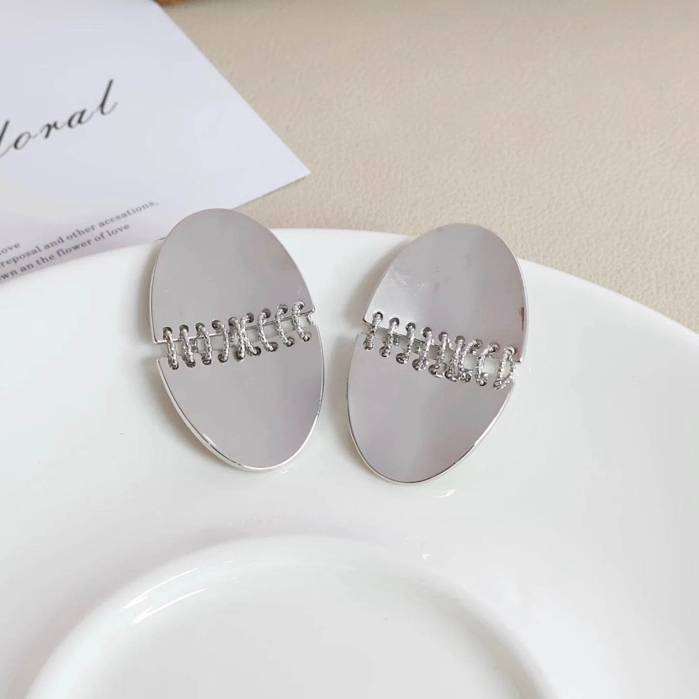 Cute Sweet Heart Shaped Designer Charms Drop Earrings for Girls Simple Elegant Jewelry for Women Ladies Accessories Wholesale