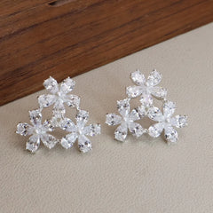 Glitter Flower Imitation Pearl Luxury Stud Earrings for Girls Elegant Simple Glamorous Jewelry for Women Ladies Accessories