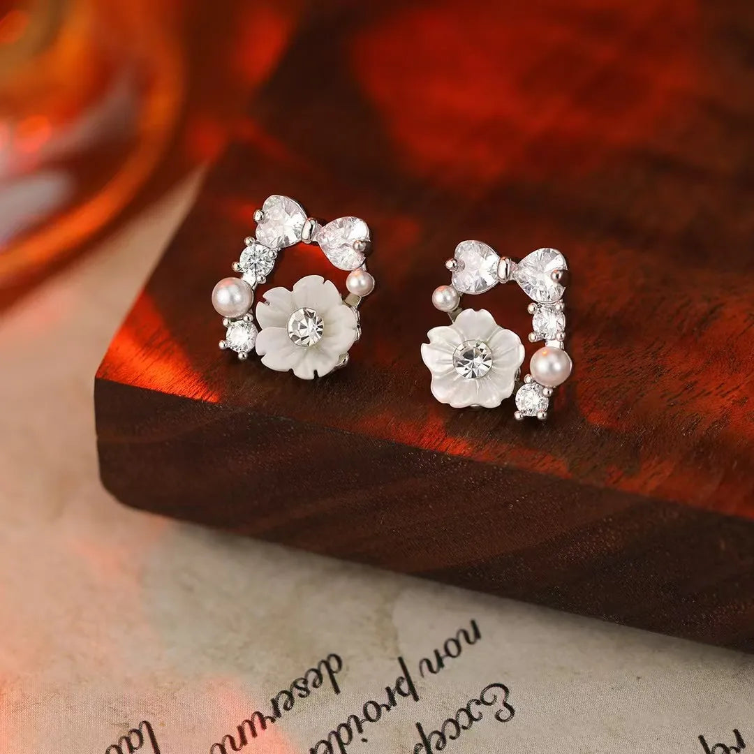 Women Flower Butterfly Small Mini Simple Stud Earring Fashion Chic Glitter Sparking Elegant High Quality Jewelry Accessories