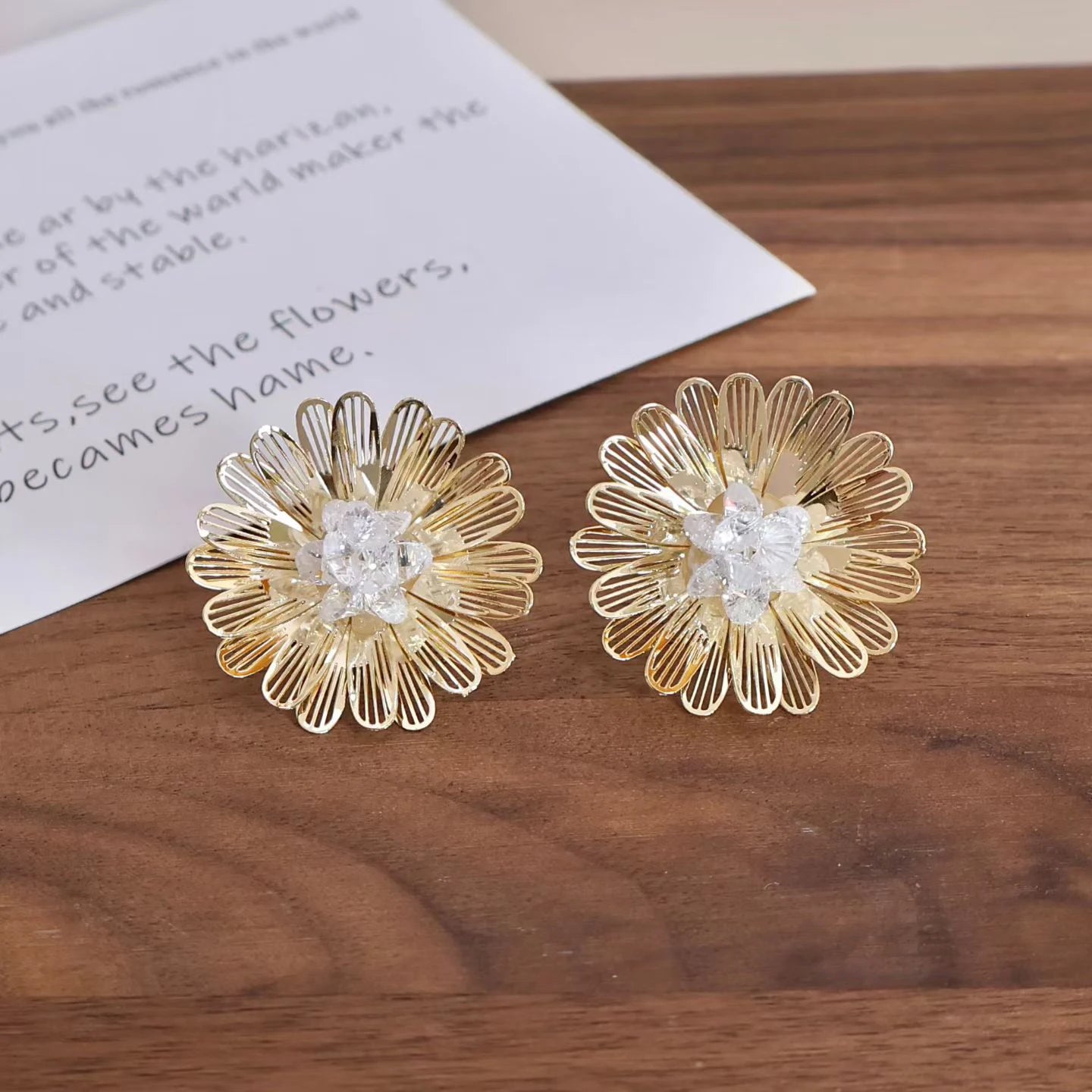 Ladies New Design Flower Shape Small Stud Earring Trendy Simple Fashion Elegant Lightweight Bulk Jewelry Accessories for Causal