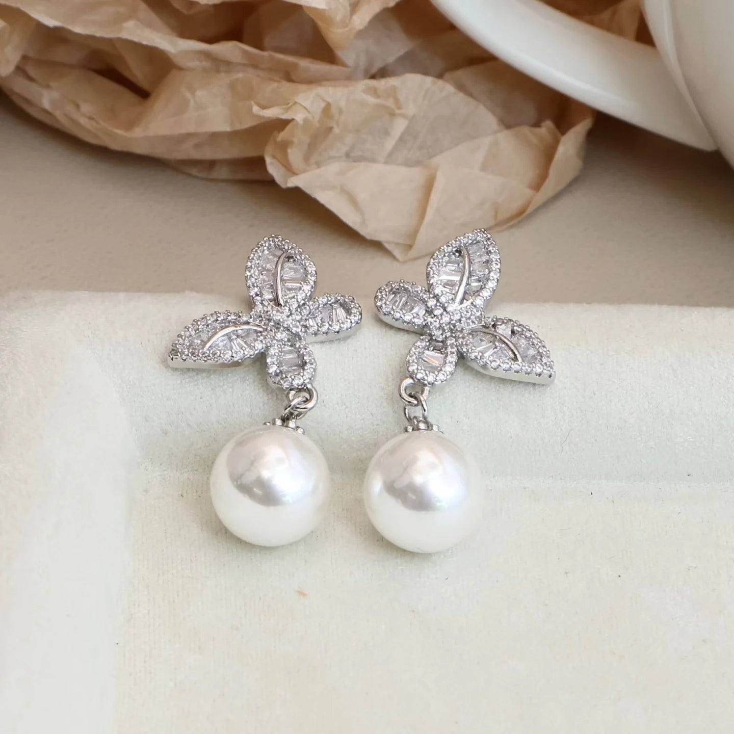 Fashion Simple Sweet Imitation Pearl Drop Earrings for Girls Cute Luxury Butterfly Jewelry for Women Lady Accessories Wholesale