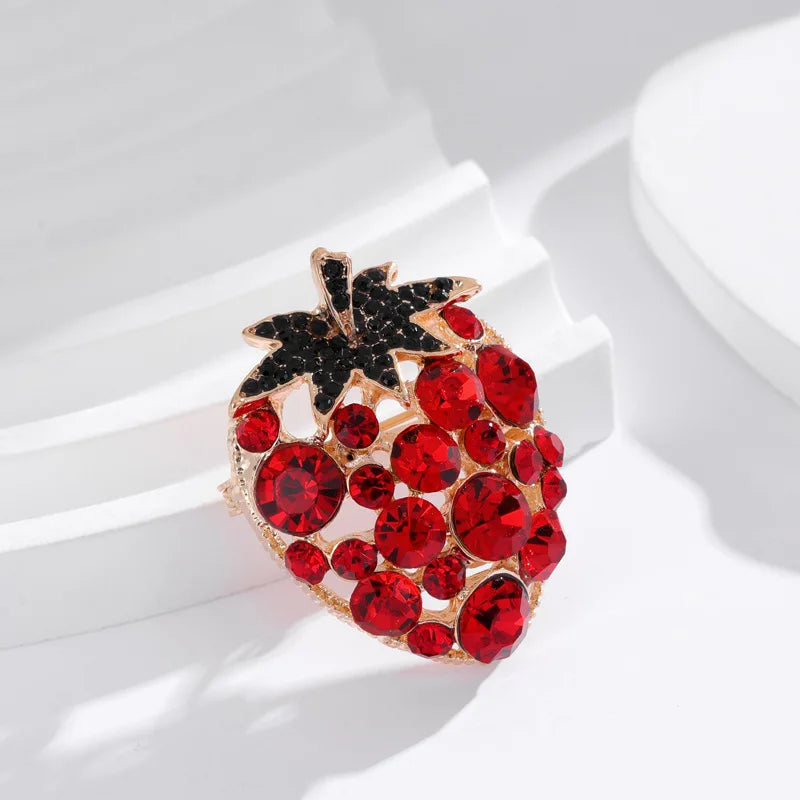 Fashion Rhinestone Glitter Strawberry Fruits Brooches for Girls Stylish New Design Pins Jewelry for Women Ladies Accessories