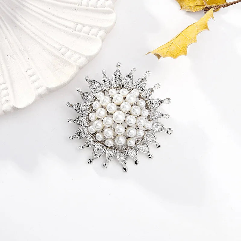 Fashion Elegant Glitter Sparking Rhinestone Brooches for Girls Lustros Imitation Pearl Pins Jewelry for Women Ladies Accessories
