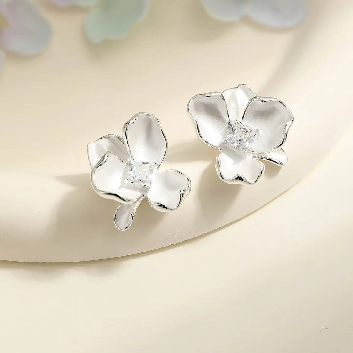 Simple Minimalistic Flower Rhinestone Glitter Stud Earrings for Girls Elegant Floral Jewelry for Women Ladies Accessories Chic