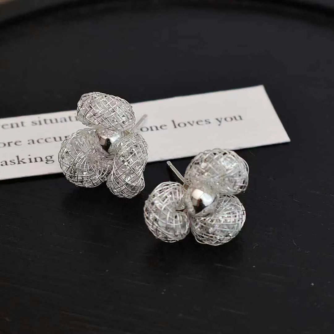 Ladies Letter Print Flower Shape Small Mini Stud Earring Fashion Elegant Simple High Quality Bulk Jewelry Accessories for Causal