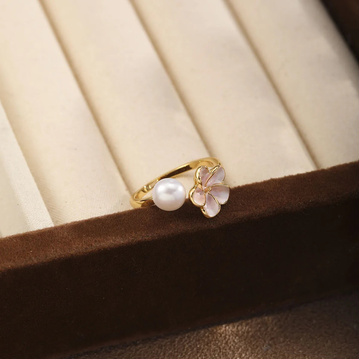 Fashion Freshwater Pearl 18K Gold Plated Copper Rings for Girls Flower Jewelry for Women Ladies Wholesale China Manufacturer