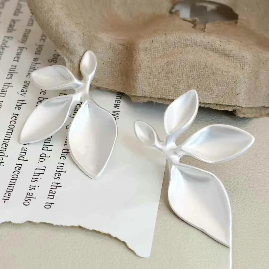 Ladies Flower Shape New Design Medium Stud Earring Elegant Fashion Charms Luxurious Wholesale Jewelry Accessories for Holiday