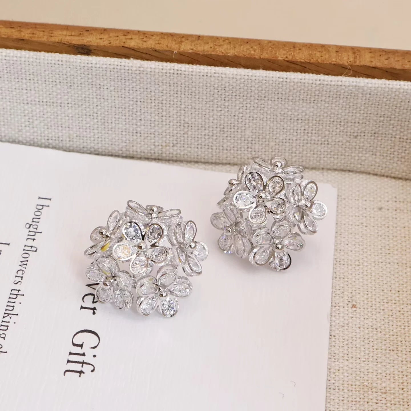 Sweet Ball Flower Elegant Stud Earrings for Girls Luxury Simple Art Deco Jewellry for Women Ladies Accessories Wholesale Chic