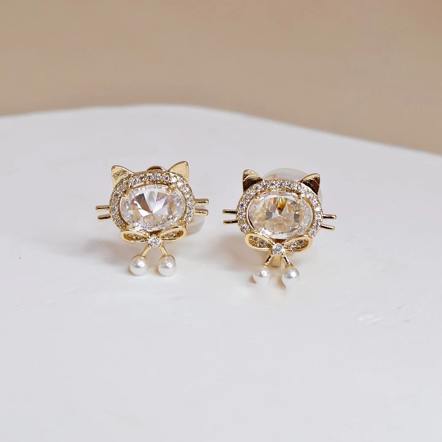 Ladies Cat Shape Imitation Pearl Small Clip-on Earring Sparking Glitter Fashion Cute Wholesale High Quality Jewelry Accessories