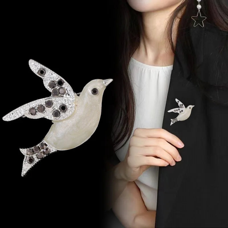 Fashion Glitter Birds Sweet Elegant Brooches for Girls Trendy Glamorous Charms Pins Jewelry for Women Ladies Accessories Chic