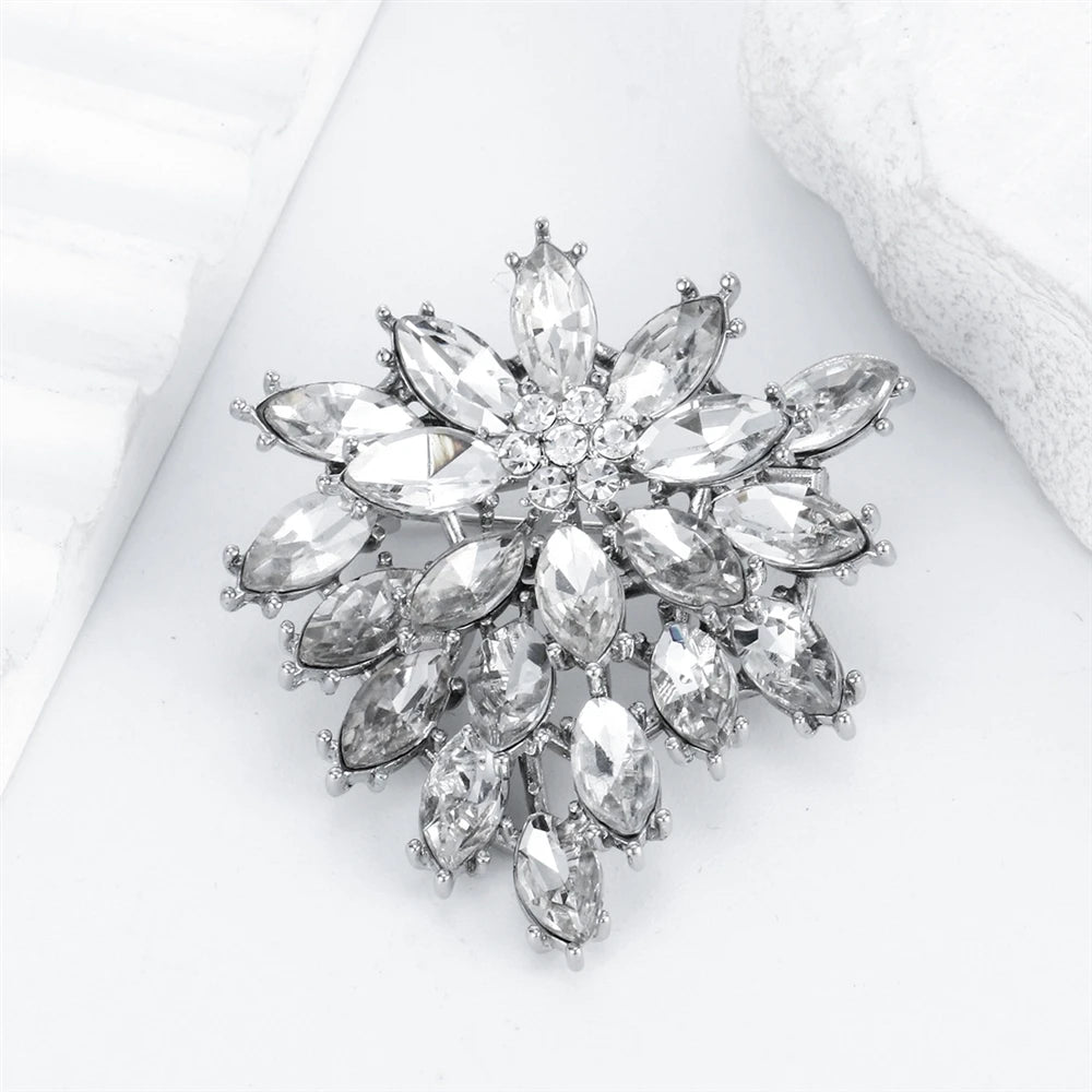 Fashion New Design Dainty Rhinestone Brooches for Girls Glitter Sparkle Charms Bold Pins Jewelry for Women Ladies Accessories