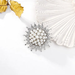 Fashion Elegant Glitter Sparking Rhinestone Brooches for Girls Lustros Imitation Pearl Pins Jewelry for Women Ladies Accessories