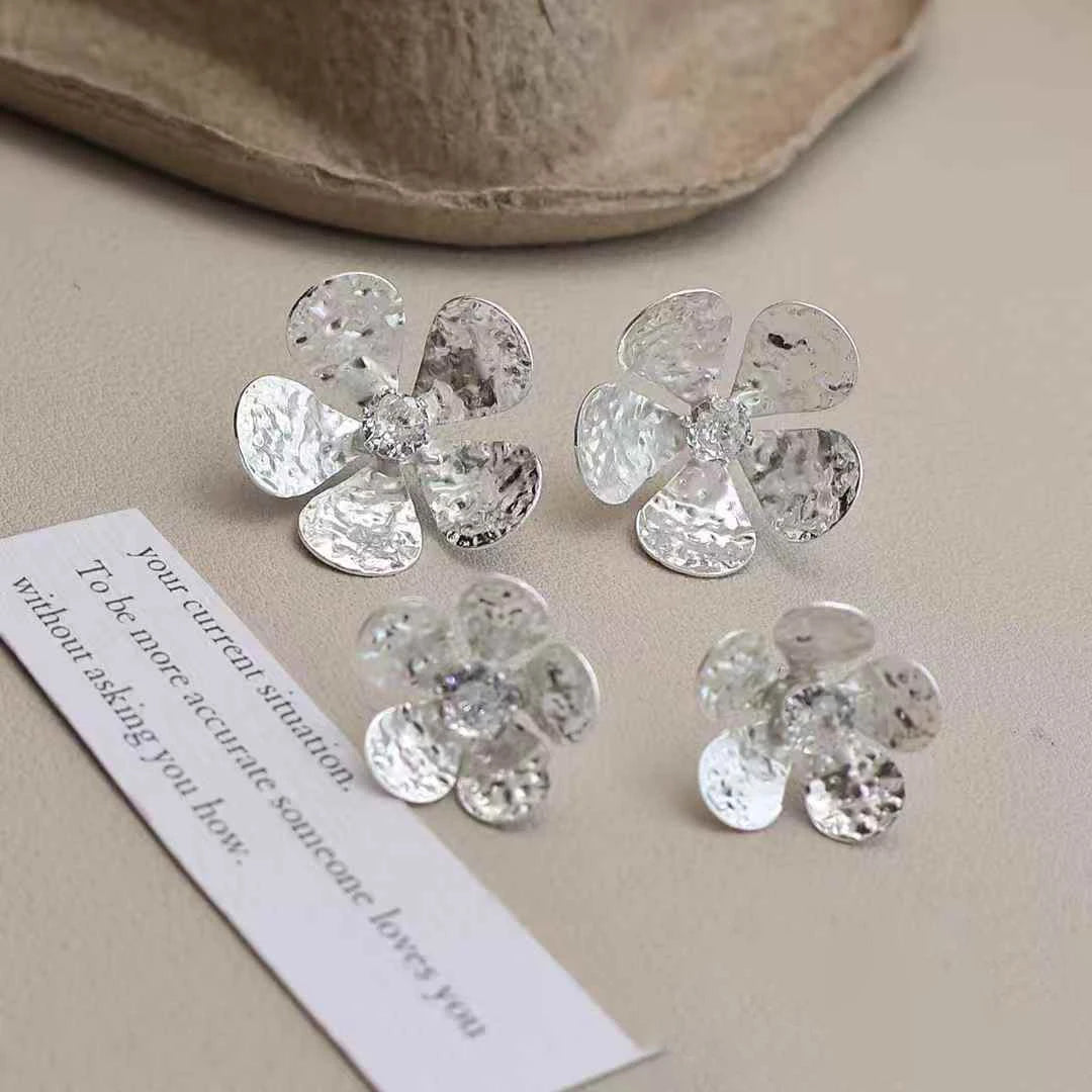 Ladies Flower Shape Small Stud Earring Sequined Fashion Elegant Glamorous Wholesale High Quality Jewelry Accessories for Street